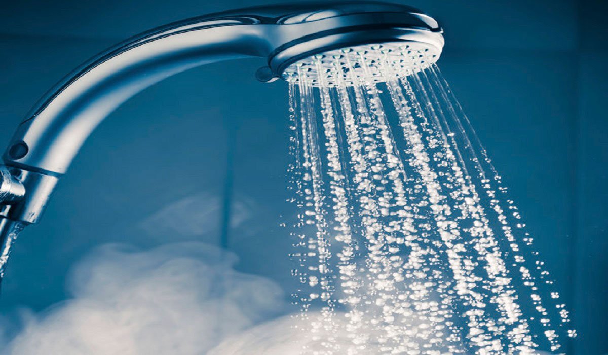 Agua caliente saliendo de una alcachofa de ducha